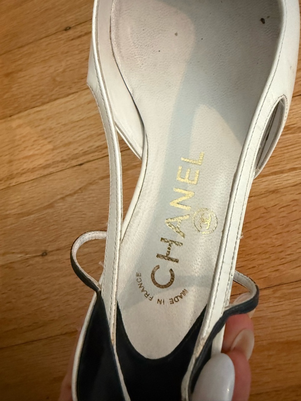 Authentic CHANEL Vintage White and Navy Pointed Slingback Pumps Size 37.5 - Picture 3 of 4